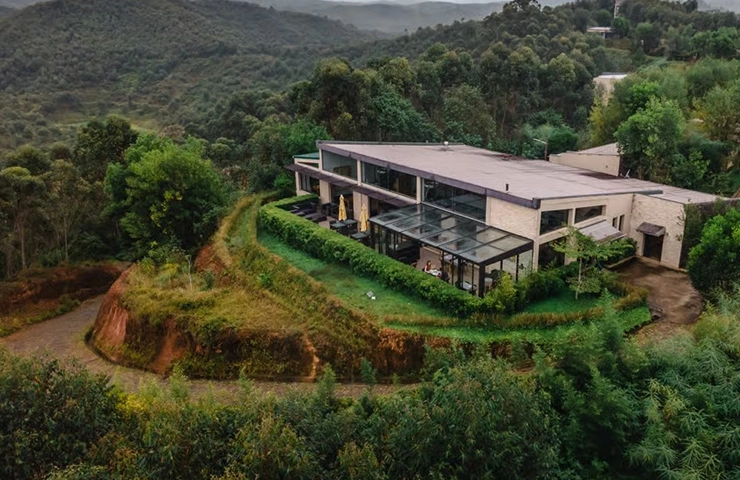 journey-onehit-8day_madagascar_lemurs_boabab__0001_02