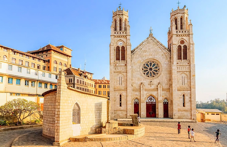 journey-onehit-8day_madagascar_lemurs_boabab__0008_09